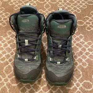 Keen woman’s waterproof mid hikers size 5.5